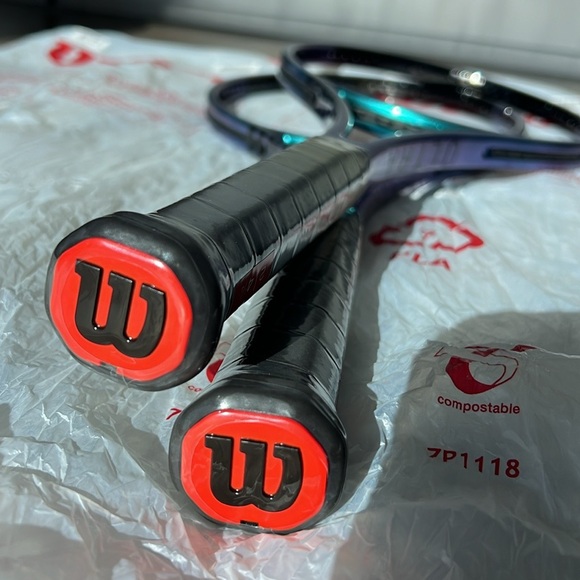 NWT Set of Wilson Ultra Pro 18x20 v4, Grip 2 - Picture 6 of 14